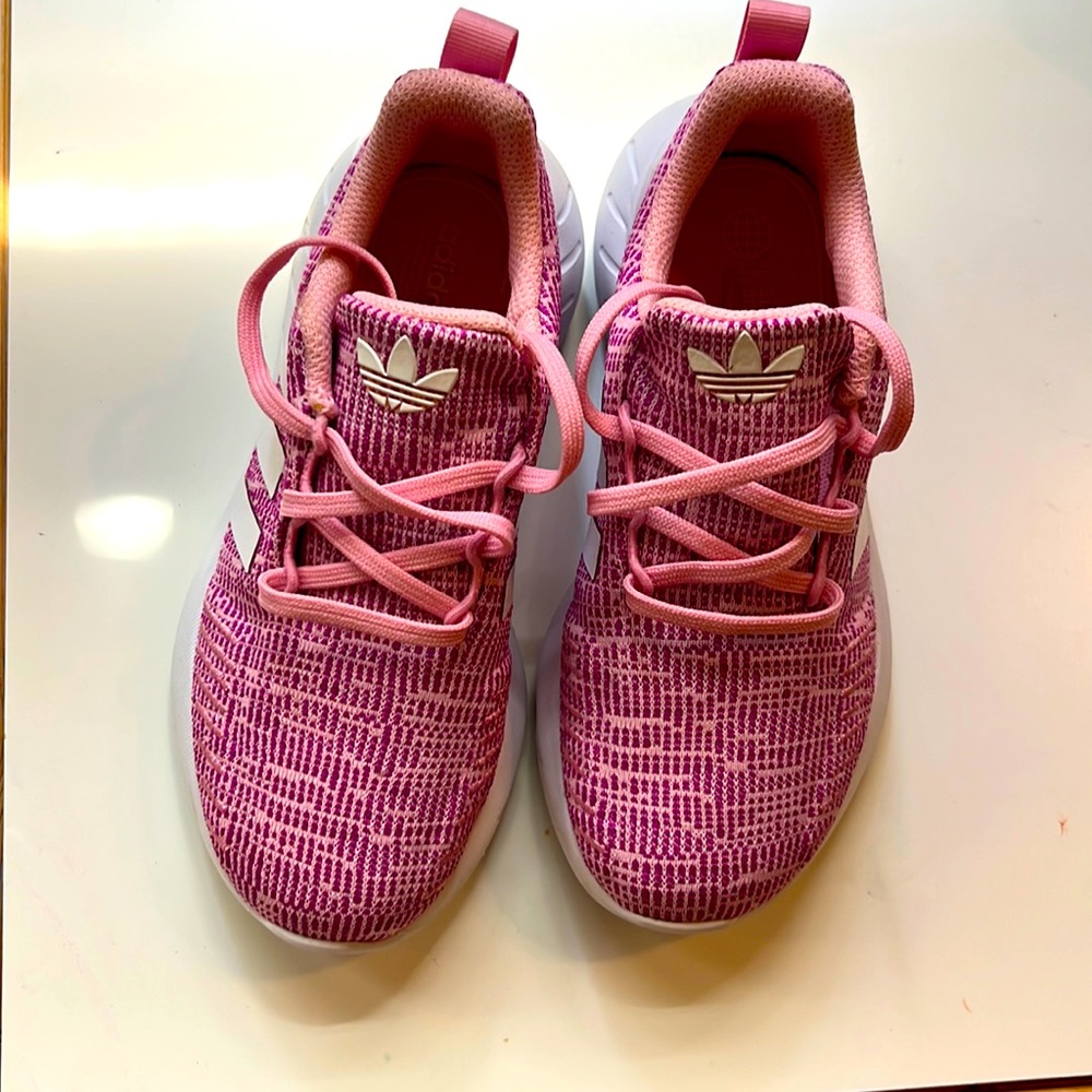 Adidas originals swift run 22 (little kid). Girls sneakers size 1. Never worn.